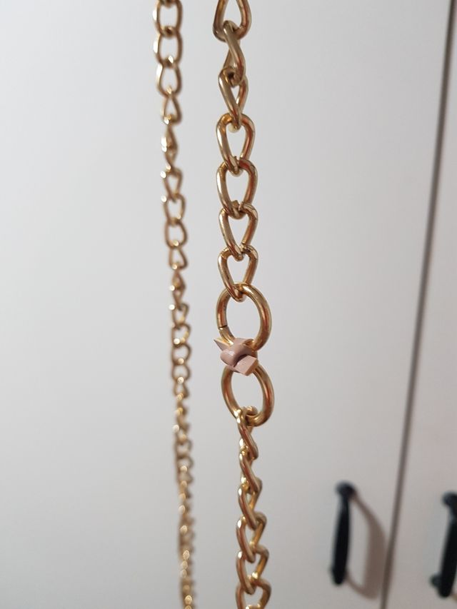 Bolso rosa con cadena