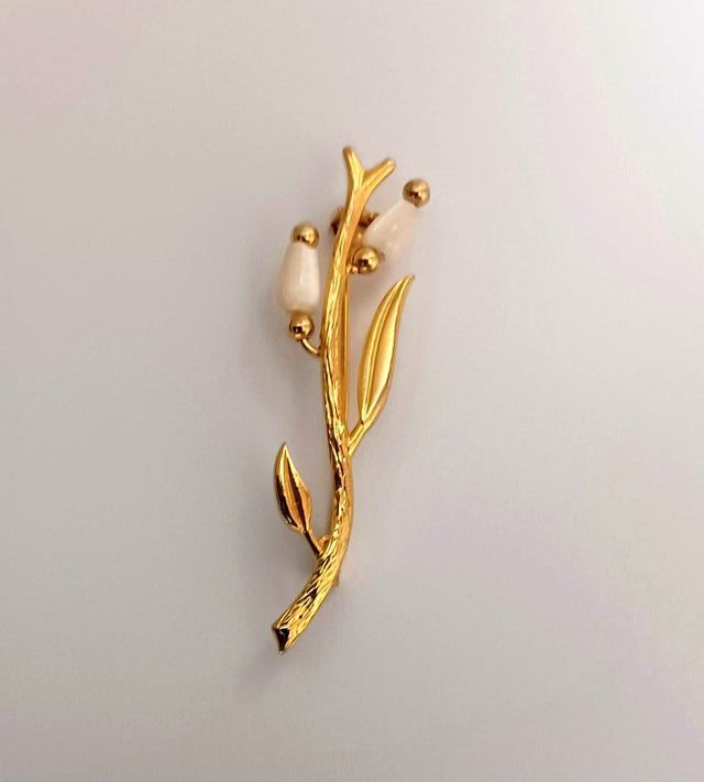 Broche dorado y nacar