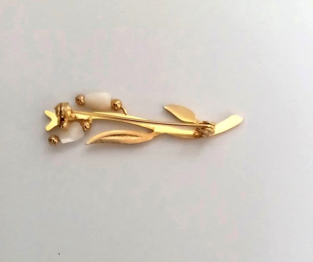 Broche dorado y nacar