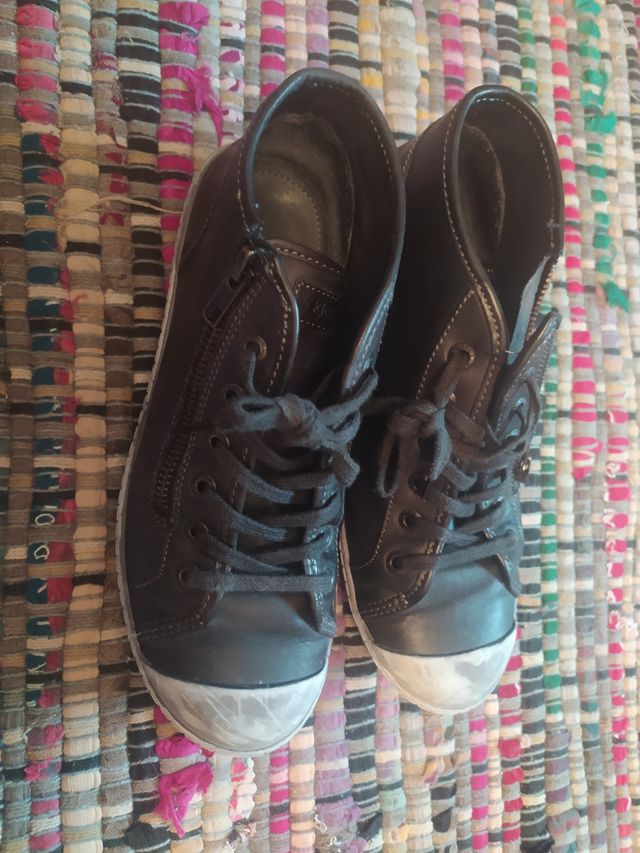 zapatillas de cuero kickers. efecto desgastado