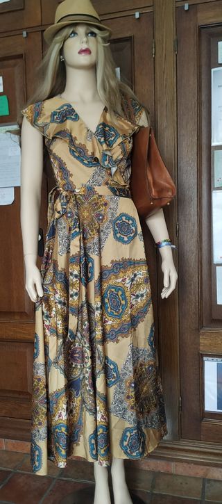 Precioso vestido de sobre a estrenar. T. S y M