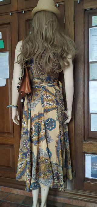 Precioso vestido de sobre a estrenar. T. S y M