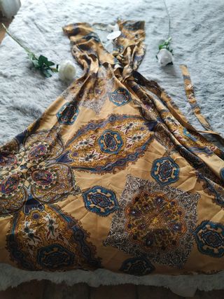 Precioso vestido de sobre a estrenar. T. S y M