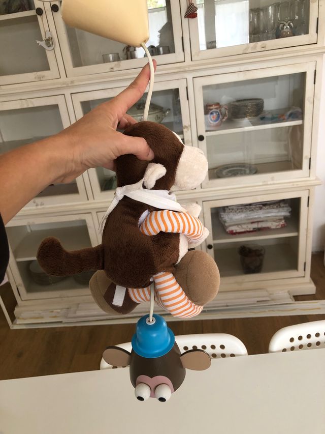 Lámpara techo con peluche mono