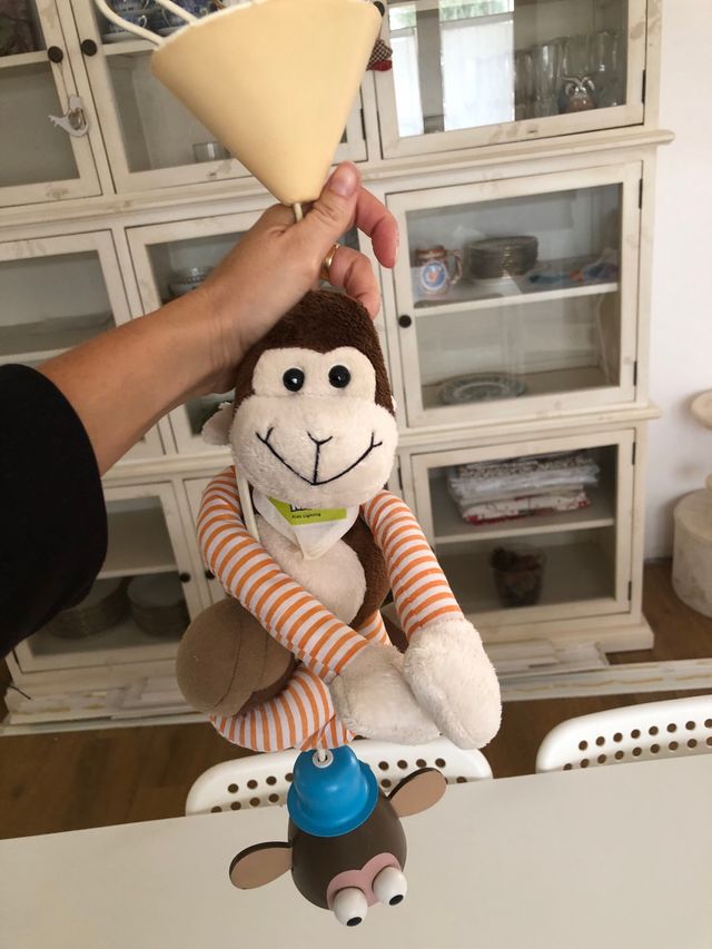 Lámpara techo con peluche mono