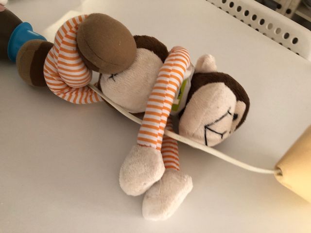 Lámpara techo con peluche mono