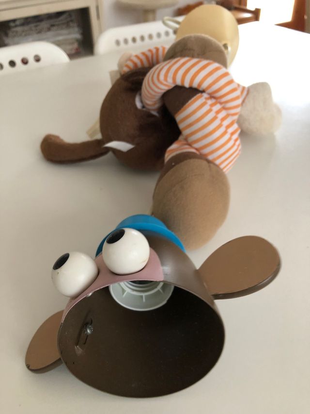 Lámpara techo con peluche mono