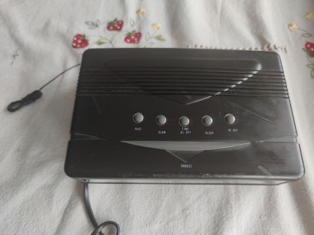 Radio despertador antiguo.