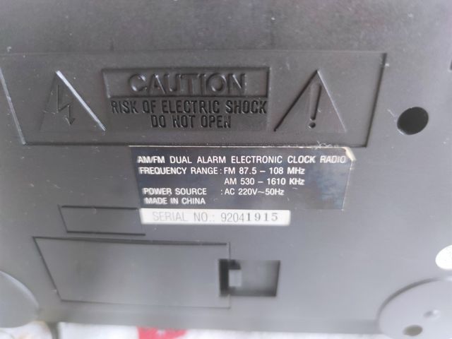 Radio despertador antiguo.