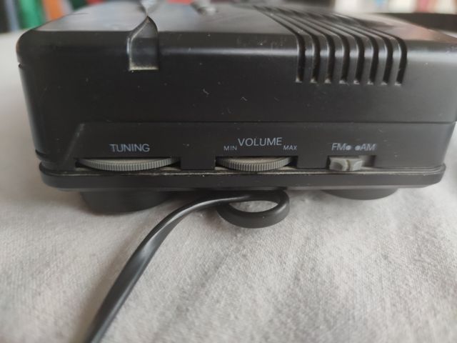 Radio despertador antiguo.