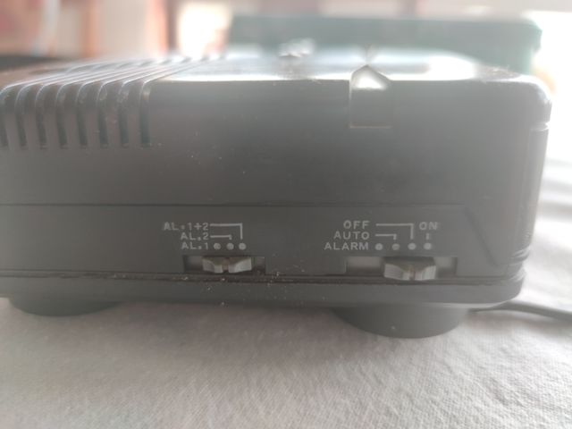 Radio despertador antiguo.