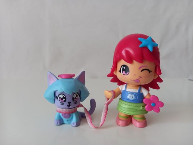 Boneca com seu animal de estimação Pin and Pon