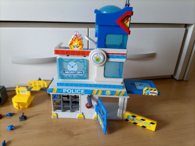 Estación de policía Pinypon con caja impecable. .