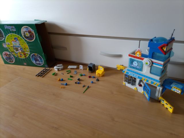 Estación de policía Pinypon con caja impecable. .