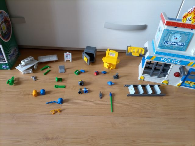 Estación de policía Pinypon con caja impecable. .