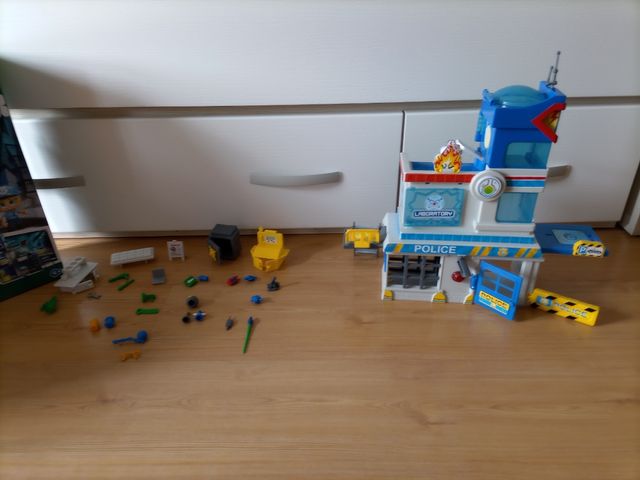 Estación de policía Pinypon con caja impecable. .