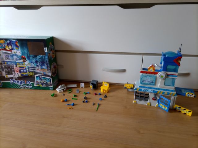 Estación de policía Pinypon con caja impecable. .