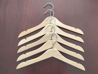 Perchas infantiles de madera maciza