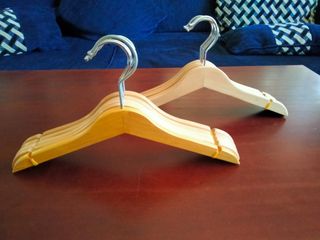 Perchas infantiles de madera maciza