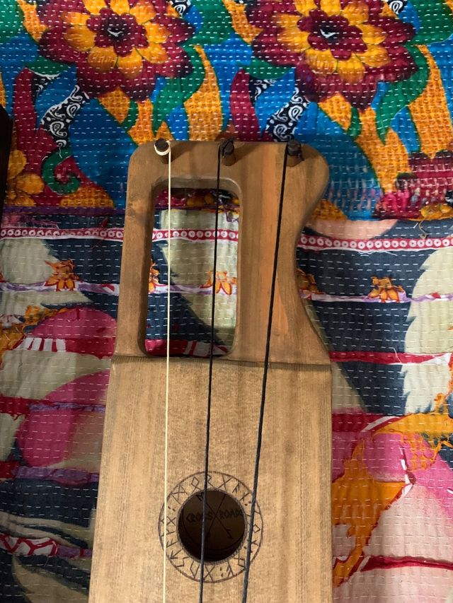 Instrumento tradicional Jouhikko Huginn Muninn