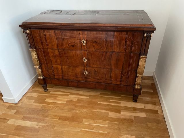 Cómoda antigua estilo isabelino inicios