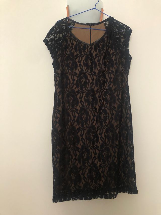 Vestido corto recto de blonda 