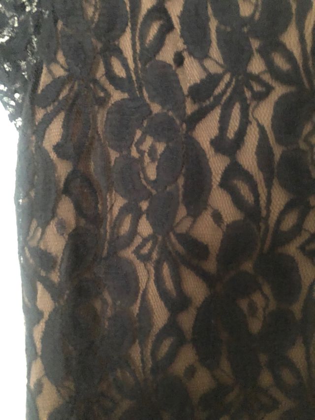 Vestido corto recto de blonda 