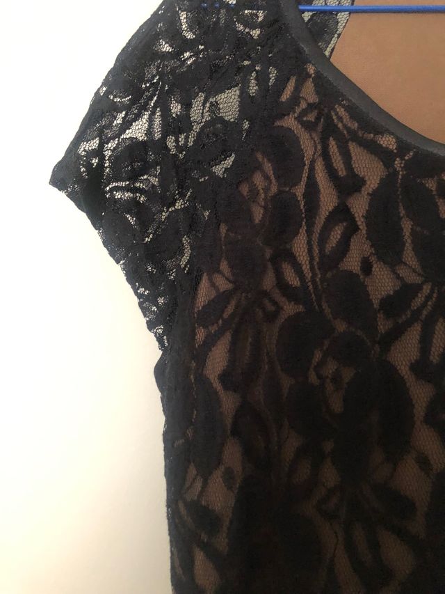 Vestido corto recto de blonda 