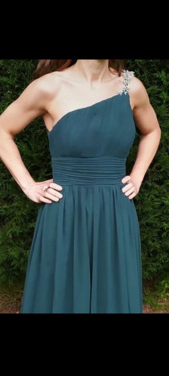 Vestido de fiesta largo con un solo tirante.