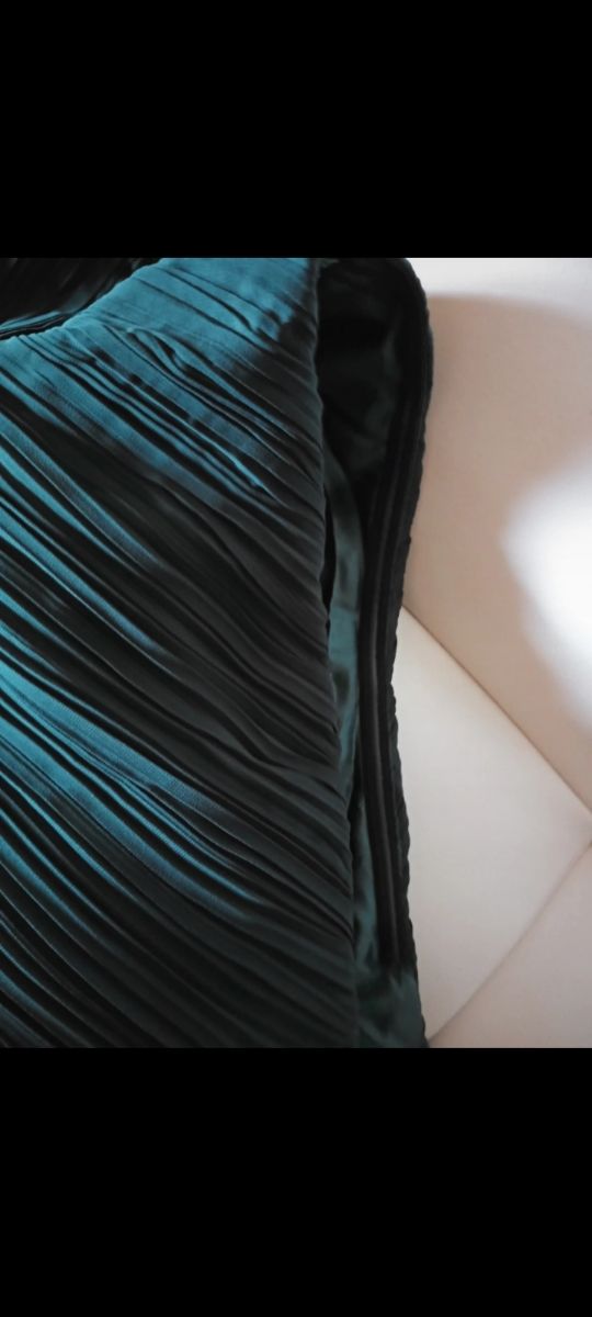 Vestido de fiesta largo con un solo tirante.