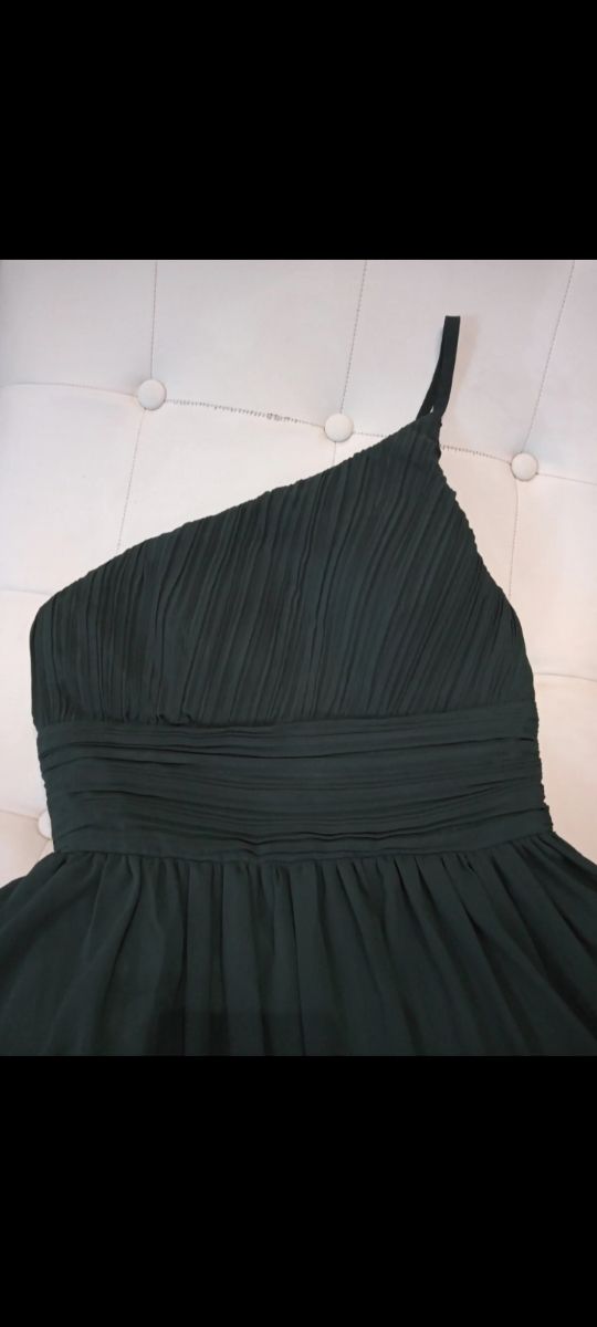 Vestido de fiesta largo con un solo tirante.