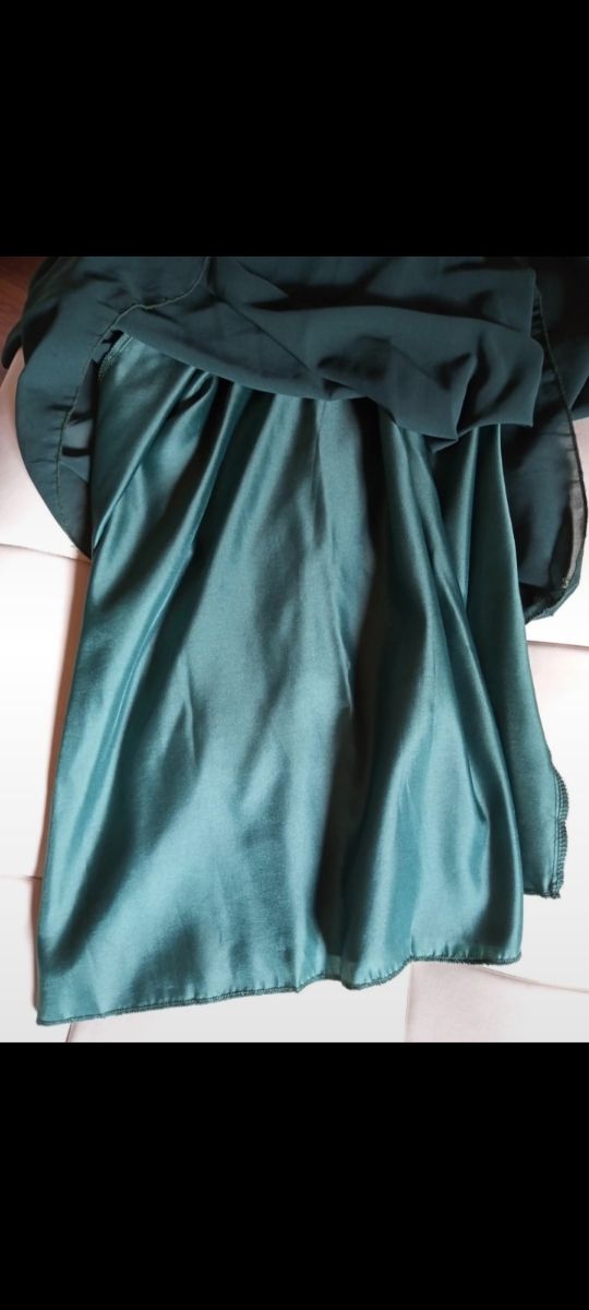 Vestido de fiesta largo con un solo tirante.