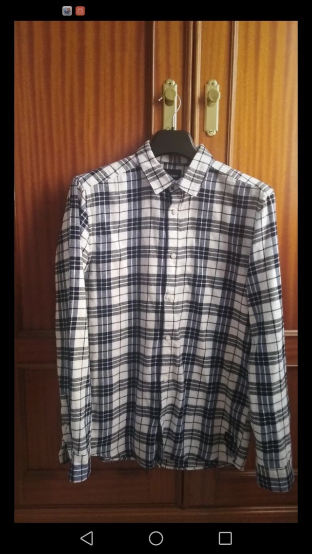 Camisa de cuadros blanco y azul