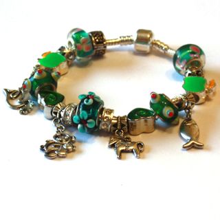  Pulsera verde con Charms de Animalitos
