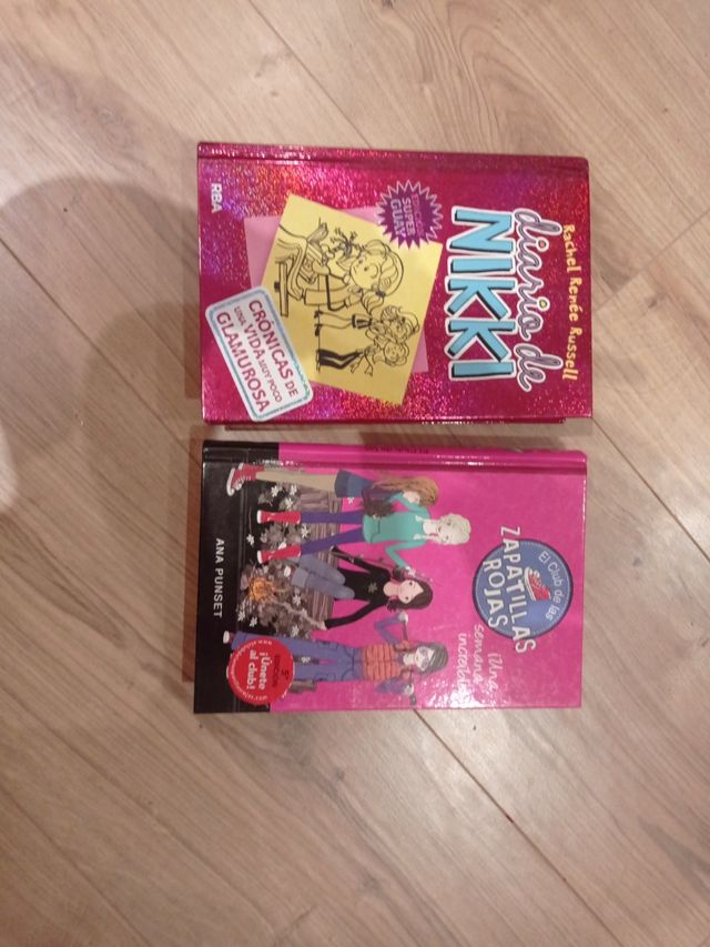 Confezione da 2 libri, Nikki e scarpe da ginnastica rosse.