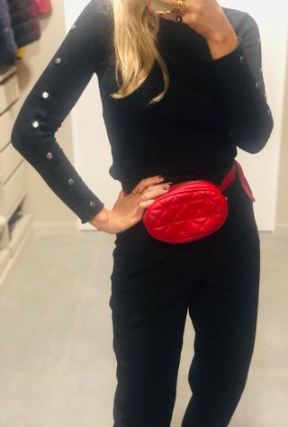 Riñónera Stradivarius roja