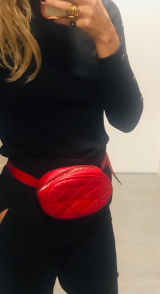 Riñónera Stradivarius roja