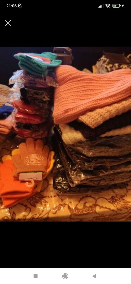 stock guanti, cappellini e scaldacolli