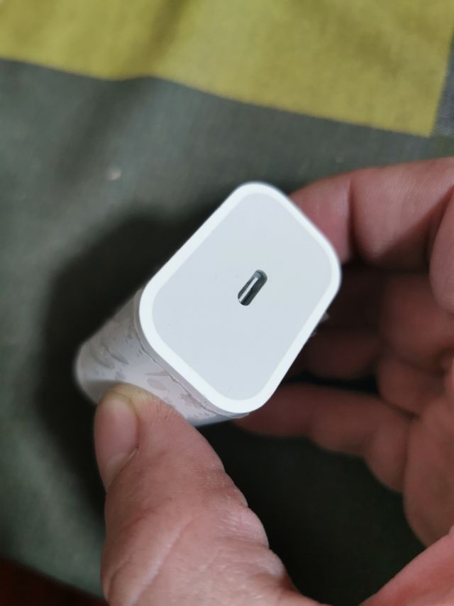 cargador usb-c nuevo con plásticos iphone