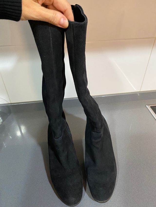 Botas ante azul marino