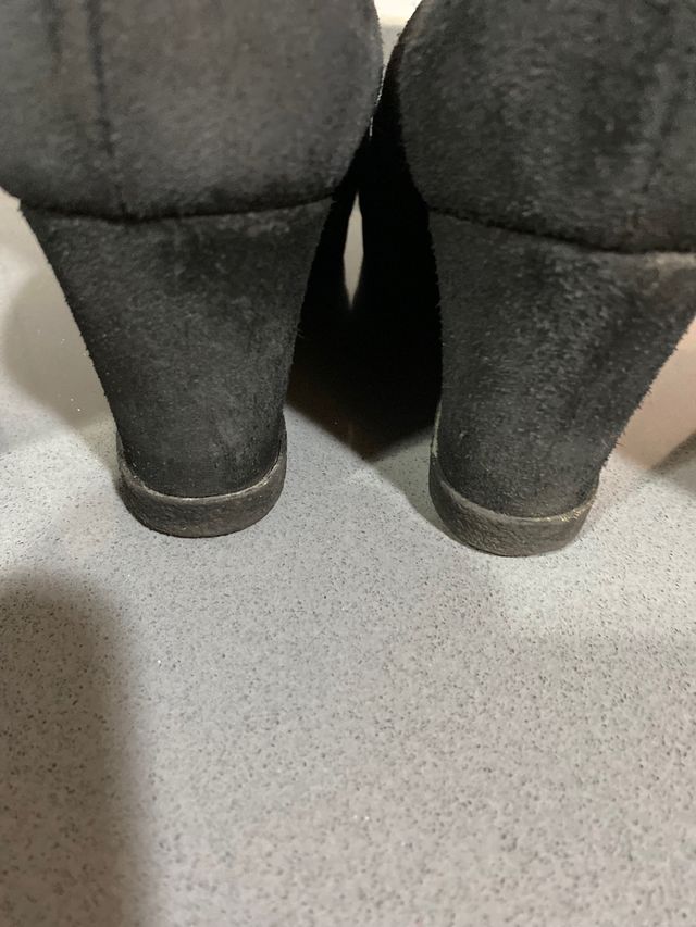 Botas ante azul marino