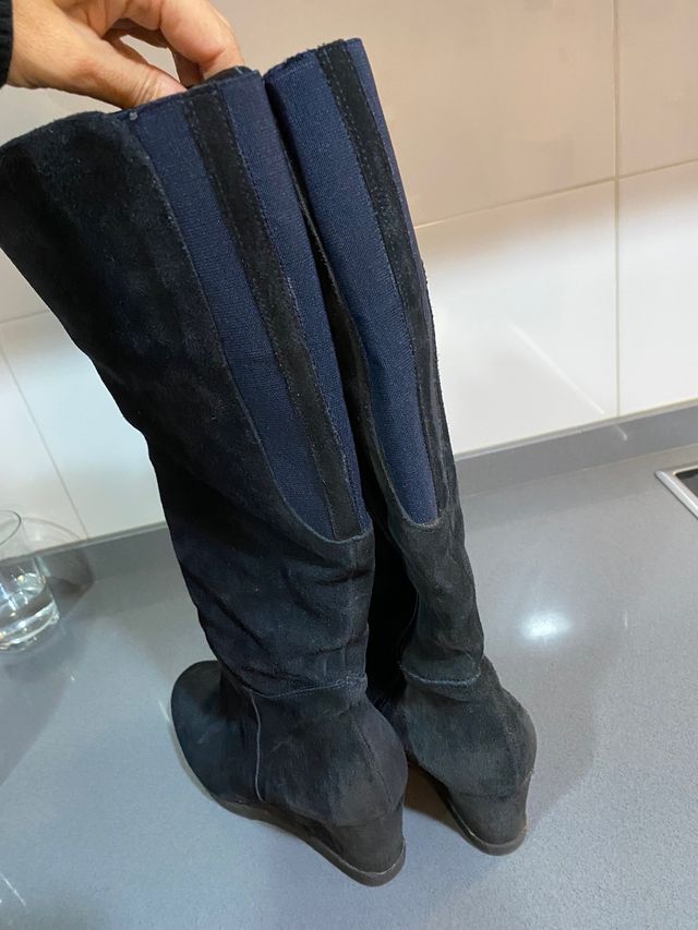 Botas ante azul marino