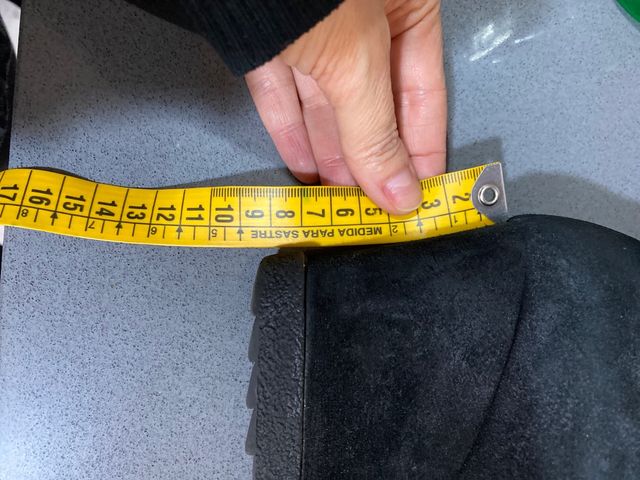 Botas ante azul marino