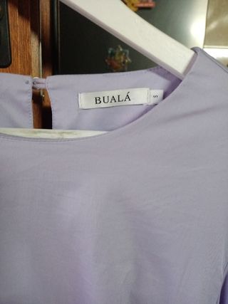 blusa cerrada color azul  puesta dos veces