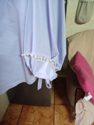 blusa cerrada color azul  puesta dos veces