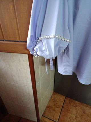 blusa cerrada color azul  puesta dos veces
