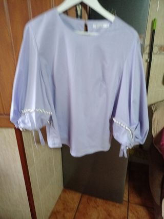 blusa cerrada color azul  puesta dos veces