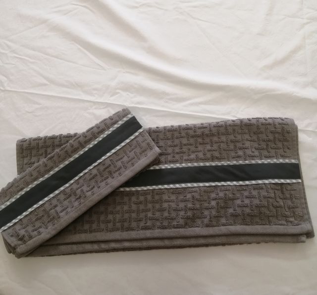 Juego de toallas grises con cenefa de adorno