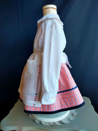 falda y delantal de baserritarra. 2 años.