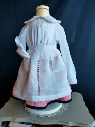 falda y delantal de baserritarra. 2 años.